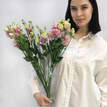 Розовая эустома в вазе