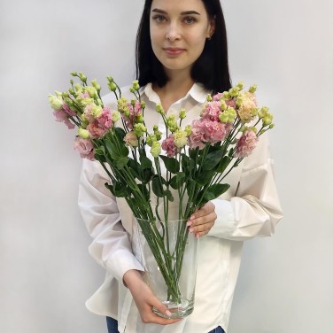 Розовая эустома в вазе