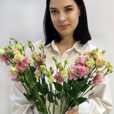 Розовая эустома в вазе