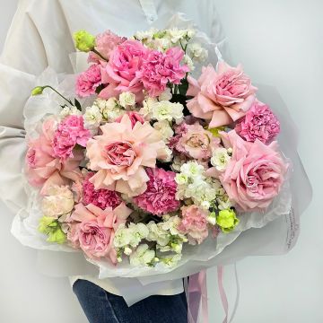 Розовый ветер красивый букет пионовидных роз