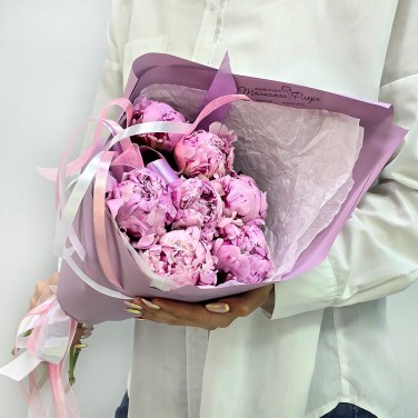 Букет из 7 розовых пионов