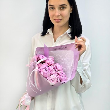 Букет из 7 розовых пионов