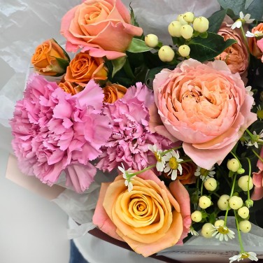 Персиковость нежная букет роз и гвоздик