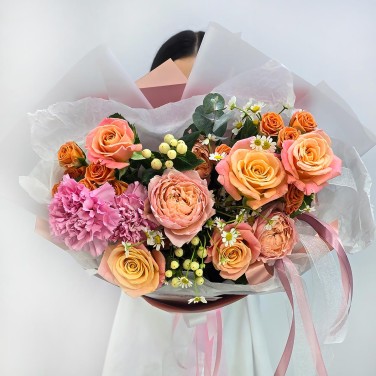 Персиковость нежная букет роз и гвоздик