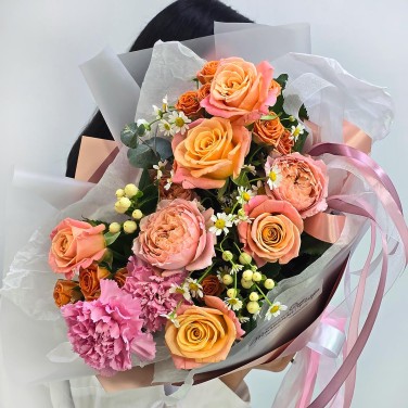 Персиковость нежная букет роз и гвоздик