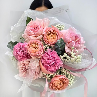 Очарованная букет пионовидных роз и гвоздики