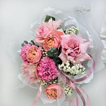 Очарованная букет пионовидных роз и гвоздики