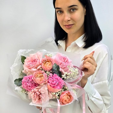 Очарованная букет пионовидных роз и гвоздики