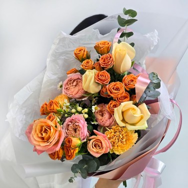 Рыжесть милая букет персиковых и кремовых роз