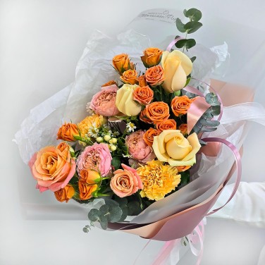 Рыжесть милая букет персиковых и кремовых роз