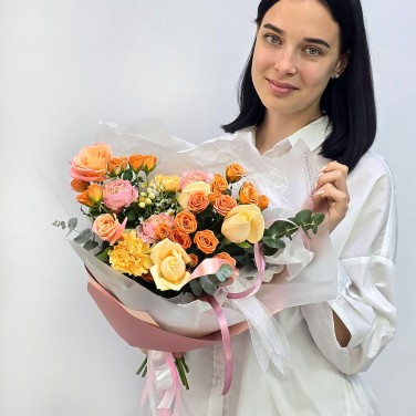 Рыжесть милая букет персиковых и кремовых роз