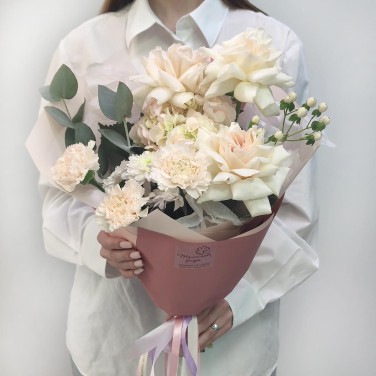 Юная кокетка букет пионовидных роз