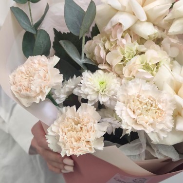 Юная кокетка букет пионовидных роз