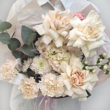 Юная кокетка букет пионовидных роз