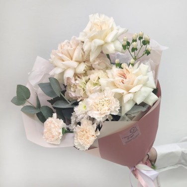 Юная кокетка букет пионовидных роз