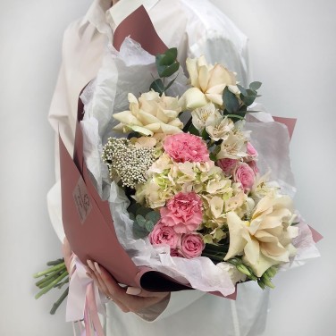 Взаимность букет из французских роз и гортензии