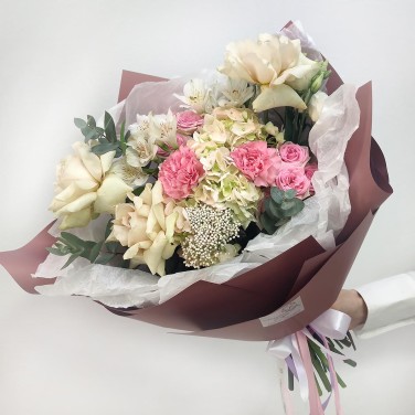 Взаимность букет из французских роз и гортензии