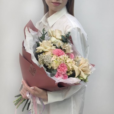 Взаимность букет из французских роз и гортензии