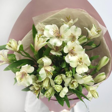 Белые альстромерии в упаковке