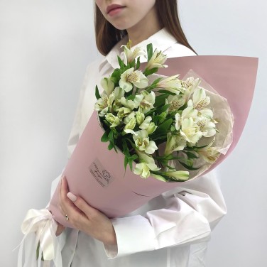 Белые альстромерии в упаковке