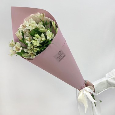 Белые альстромерии в упаковке