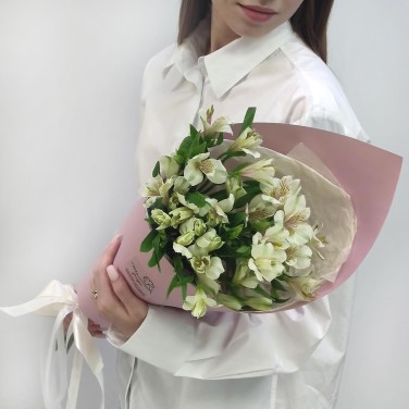 Белые альстромерии в упаковке