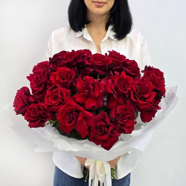 Шикарный букет бархатных красных французских роз