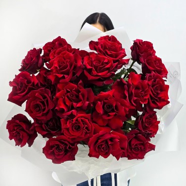 Шикарный букет бархатных красных французских роз