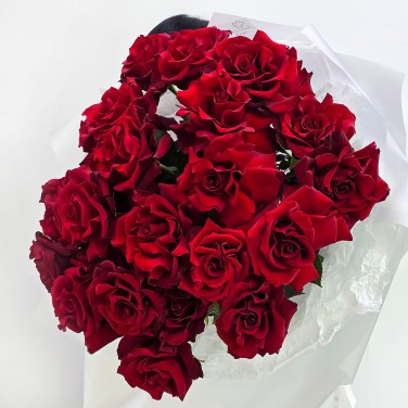 Шикарный букет бархатных красных французских роз