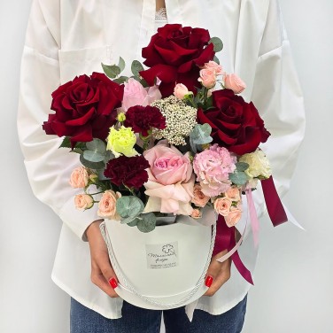 Новая встреча французские розы в шляпной коробке