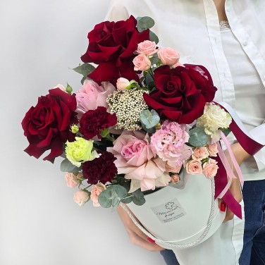 Новая встреча французские розы в шляпной коробке