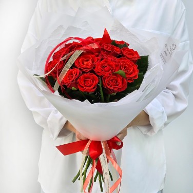Алые вечера букет из 15 роз