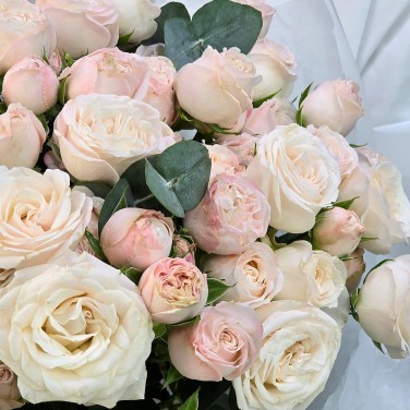 Букет из 15 кремовой пионовидной кустовой розы