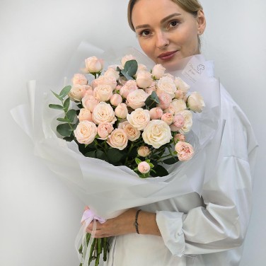 Букет из 15 кремовой пионовидной кустовой розы