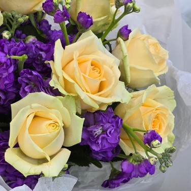 Сложный выбор букет кремовых роз и маттиол