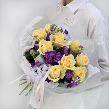 Сложный выбор букет кремовых роз и маттиол
