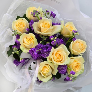 Сложный выбор букет кремовых роз и маттиол