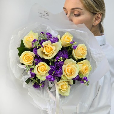 Сложный выбор букет кремовых роз и маттиол