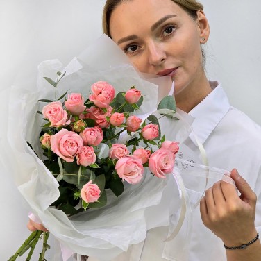 Букет из 5 пионовидных кустовых роз