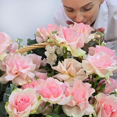 Пышная подарочная корзина с розовыми французскими розами