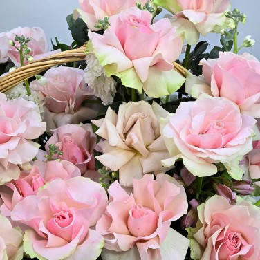 Пышная подарочная корзина с розовыми французскими розами