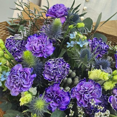 Сумерки тайного леса букет фиолетовых диантусов и зелени