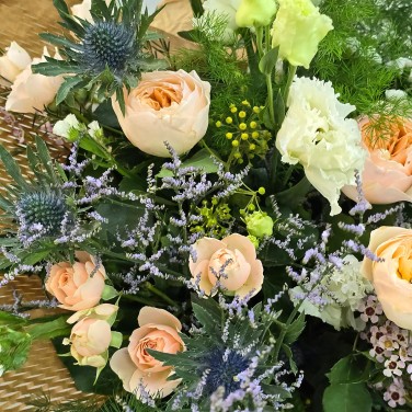 Лесная сказка букет пионовидных роз и эрингиума