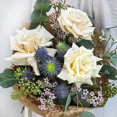 Отблеск луны букет французских роз и эрингиума