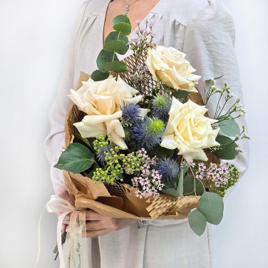 Отблеск луны букет французских роз и эрингиума