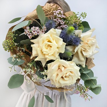 Отблеск луны букет французских роз и эрингиума