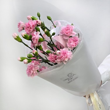 Кулек из розовых кустовых гвоздик