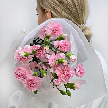 Кулек из розовых кустовых гвоздик