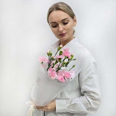 Кулек из розовых кустовых гвоздик