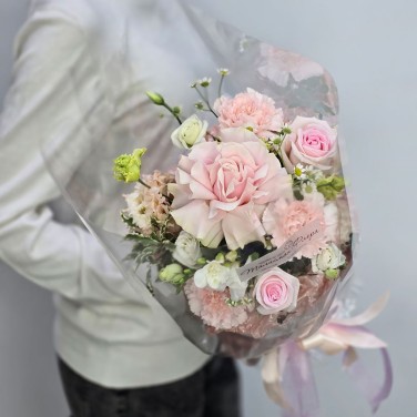 Женский взгляд букет розовый с розами